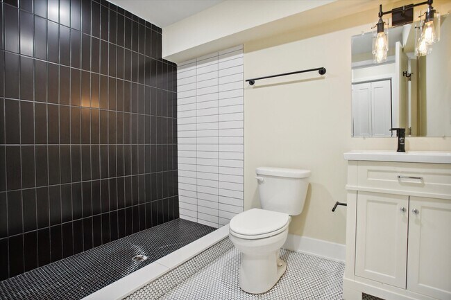 Building Photo - 1807 N Bouvier St