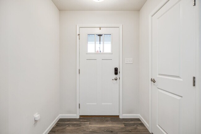 Building Photo - 194 Cresting Rd