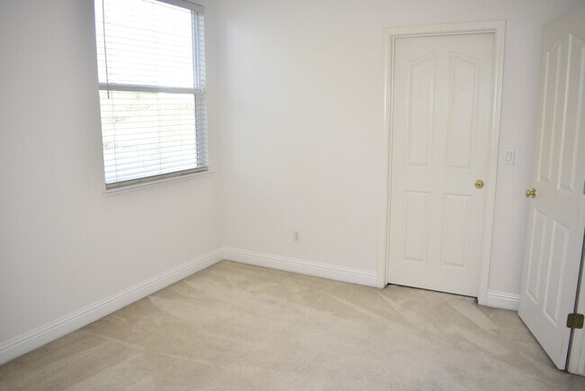 Building Photo - 630 Rogers Cir