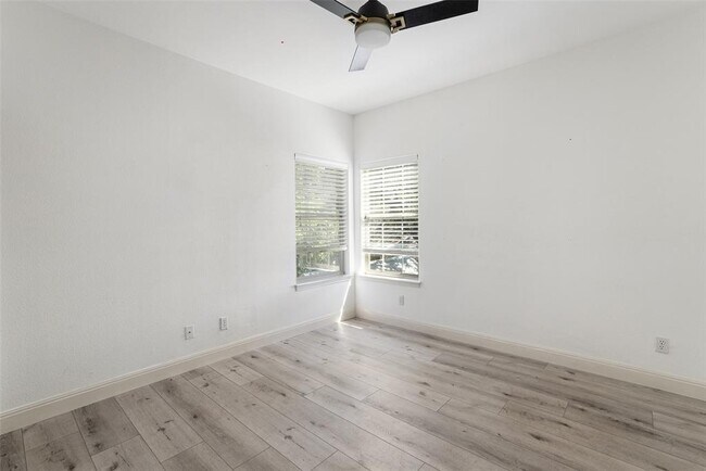 Building Photo - 210 Le Grande Ave