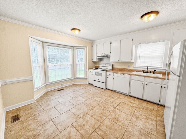 Building Photo - Beautiful 3-BR, 2-Bath home