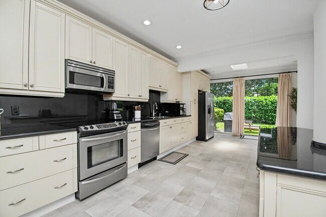 Building Photo - 6744 Via Regina