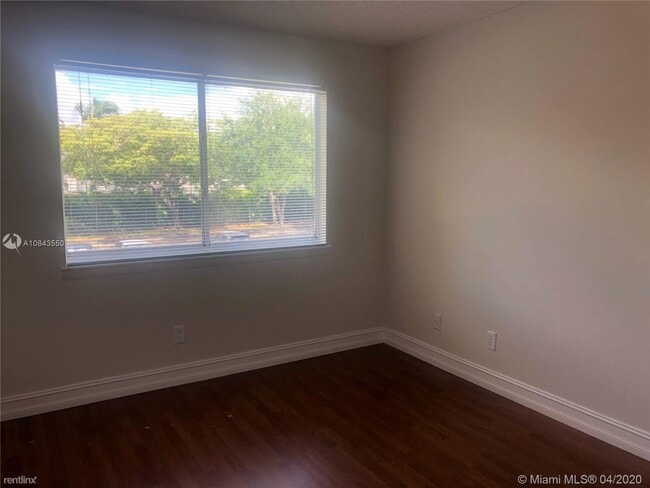 Building Photo - 2 br, 1 bath Condo - 8333 Pines Blvd