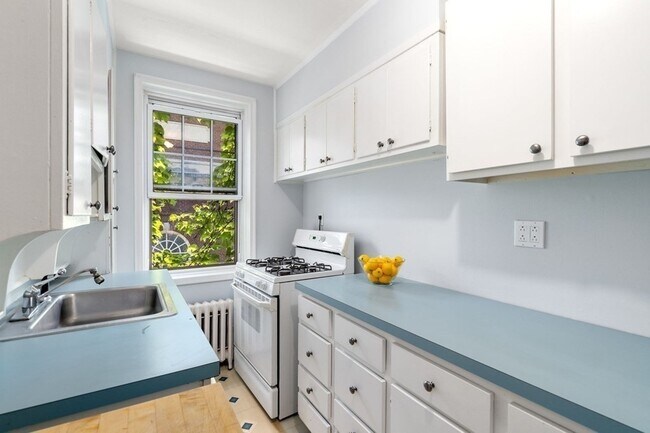 Building Photo - 50 Follen St