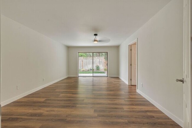 Building Photo - Single Level Ranch Style Home in Singing Woods!