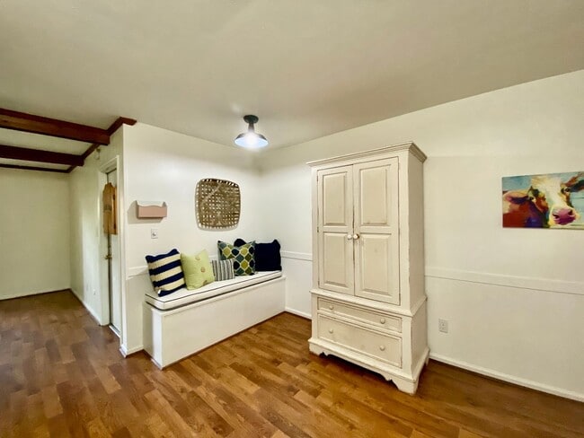 Building Photo - Charming Ranch-Style Home With Garage Avai...