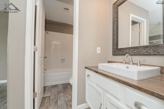 Building Photo - 4825 Colleen Dr