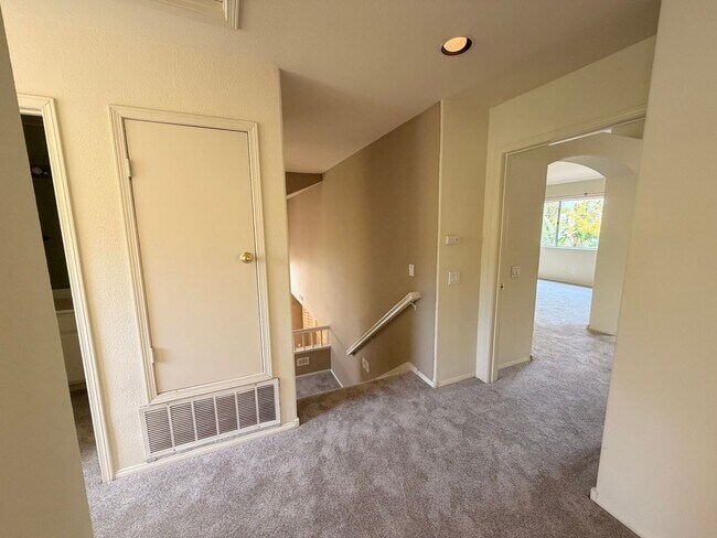 Building Photo - Beautiful 3 Bedroom, 2.5 Bathroom Newport ...