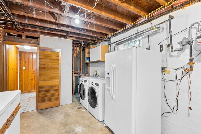 Building Photo - 3 Bed 2 Bath - Takoma Park Split Level - 1...