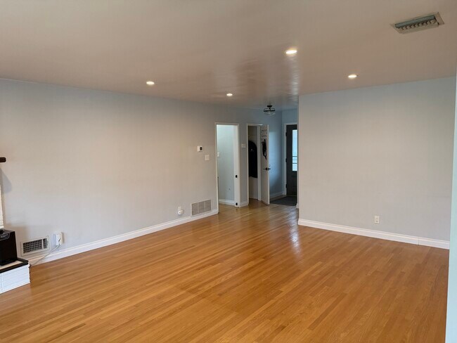 Building Photo - 409 N Park Ave