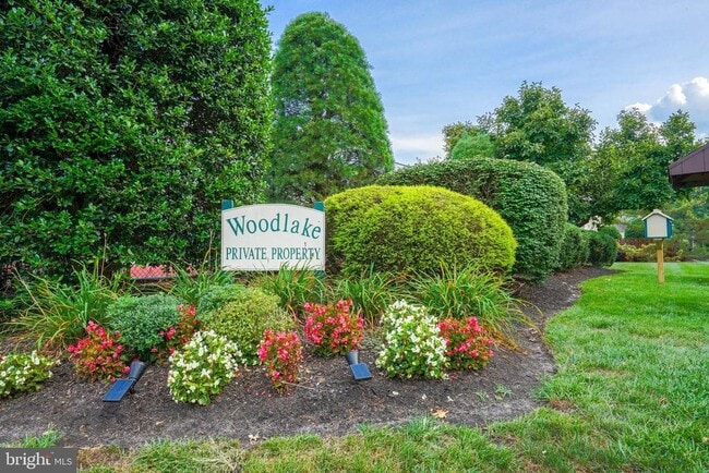 Building Photo - 166 Woodlake Dr