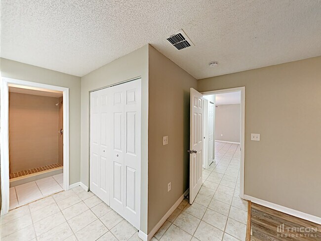 Building Photo - 10827 Claymont Dr
