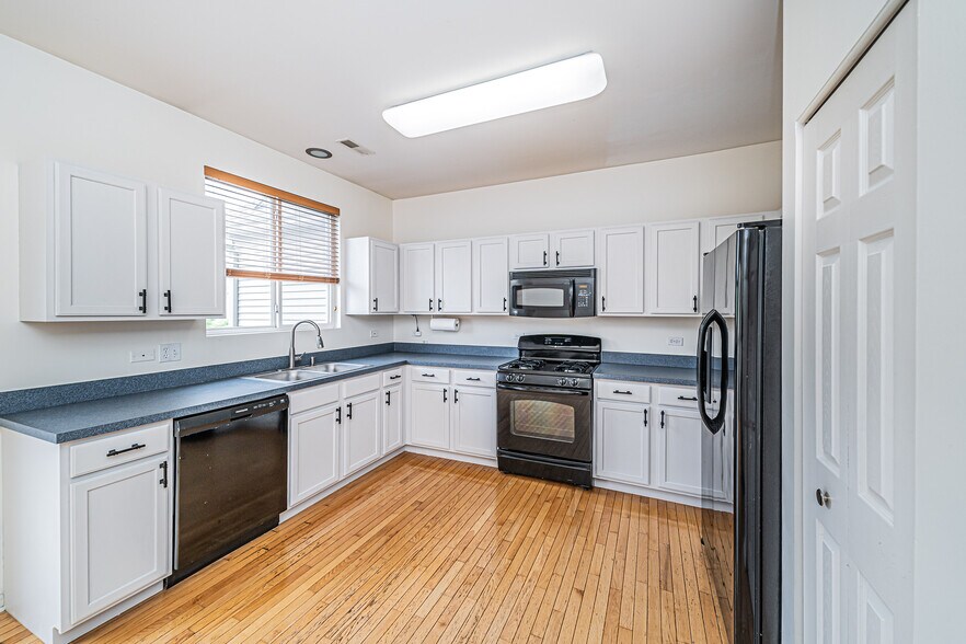 Building Photo - 1060 Ellsworth Dr
