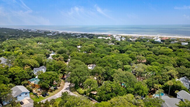 Building Photo - Available 6/15. Stunning, Fully-Rennovated...