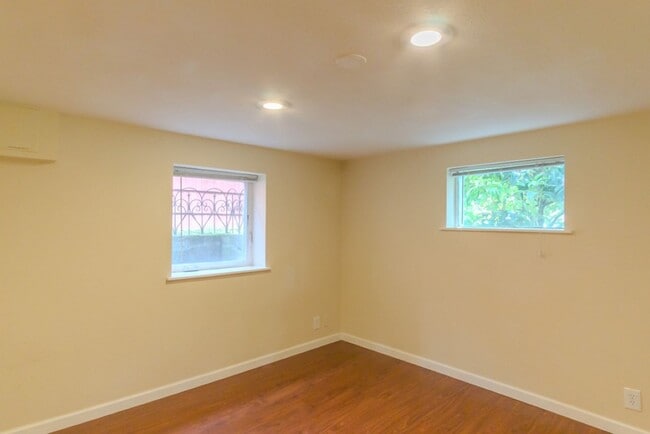 Building Photo - 4Bd/2Ba Seattle House