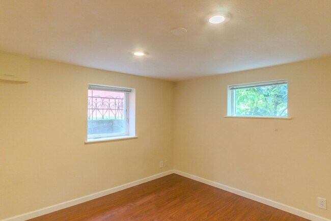 Building Photo - Spacious 1 bedroom Maple Leaf Bungalow w/AC!