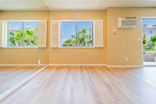Dining area - 11871 Idaho Ave