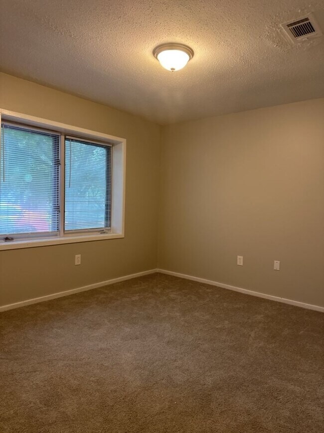 Building Photo - $1,600 - Beautiful 3 Bedroom 2 Bathroom Home Now Available!