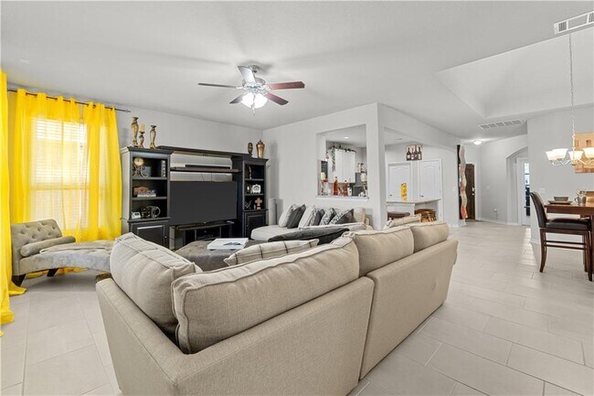 Building Photo - 8048 Bassano Dr
