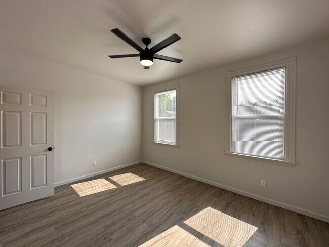 Building Photo - 6 Bed/2 Bath w/Ample Parking Mins. from UC $750/pp ($4500/mo)!