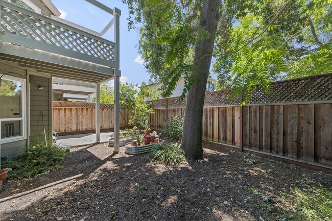 Building Photo - Beautiful 2-Bedroom 2.5Bathroom Mountain View Townhome