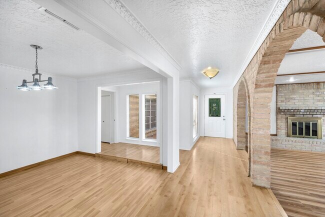 Building Photo - 14014 Briar Pl Dr