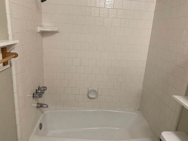 Building Photo - 3 Bedroom, 2 Bath, 2 car garage