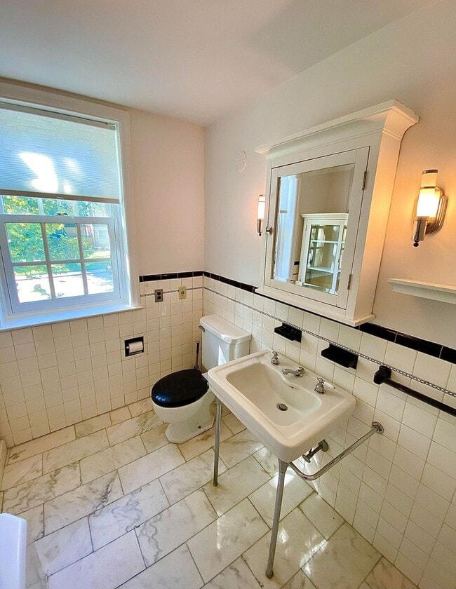 Building Photo - Stunning 4 Bed/3.5 Bath Historic Home - Be...