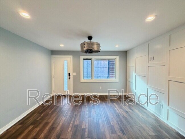 Building Photo - 807 S Trenton Ave