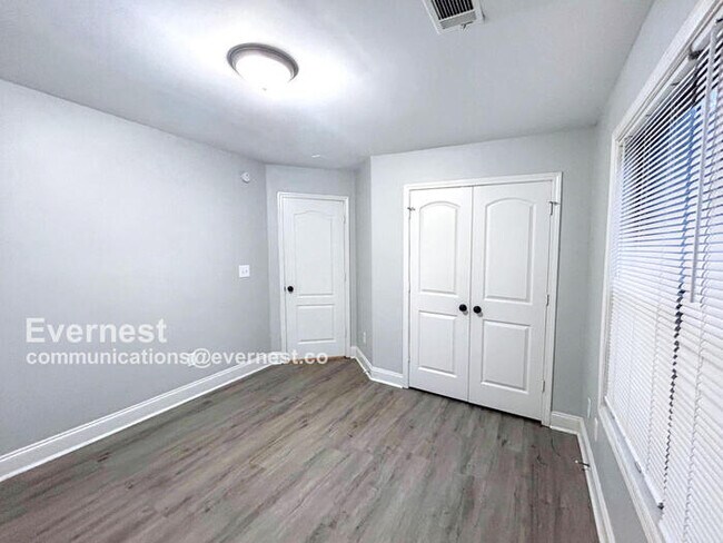Building Photo - 1305 Sweetbriar Cir