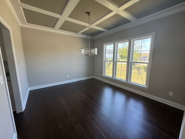 Building Photo - Like New and Move-in Ready!!