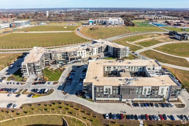 Building Photo - Ovation Heartwood Preserve-Independent Living