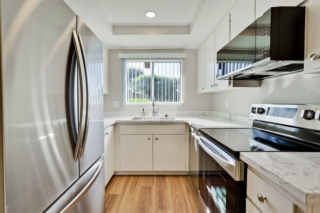 Building Photo - Newly Remodeled 3BR, 2BA, 1,117sf Duplex w...