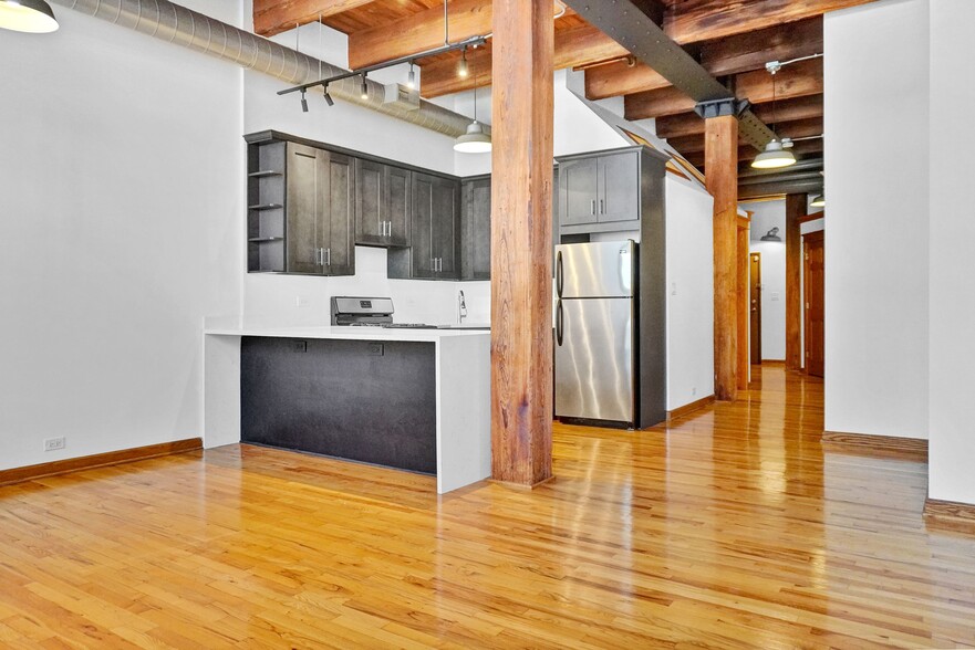 Building Photo - 216 N May St