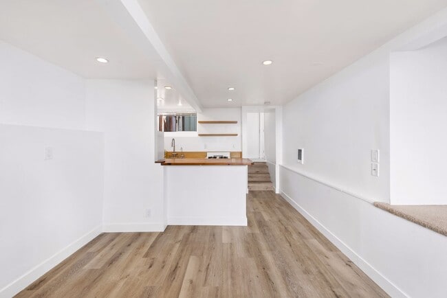 Building Photo - Super Charming South Laguna Studio