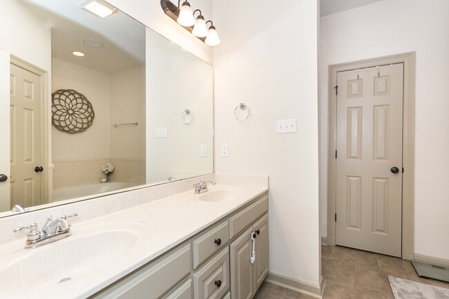 Building Photo - 735 Fall Creek Dr