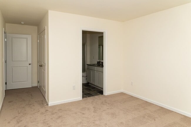 Building Photo - Move In Ready!!