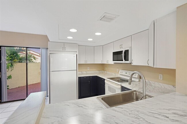 Building Photo - 3208 San Remo Cir