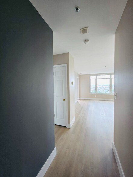 Building Photo - 100 Harborview Dr