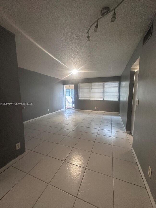 Building Photo - 821 Twin Lakes Dr