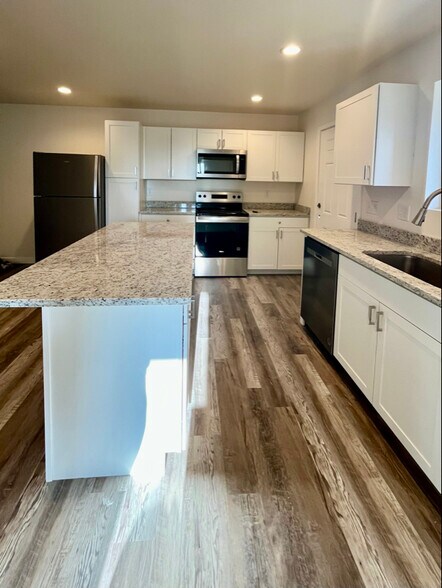 Building Photo - 467 E Laporte Pl