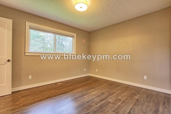 Building Photo - 4 Bed, 3 Bath  Split Level Home in Sherwood