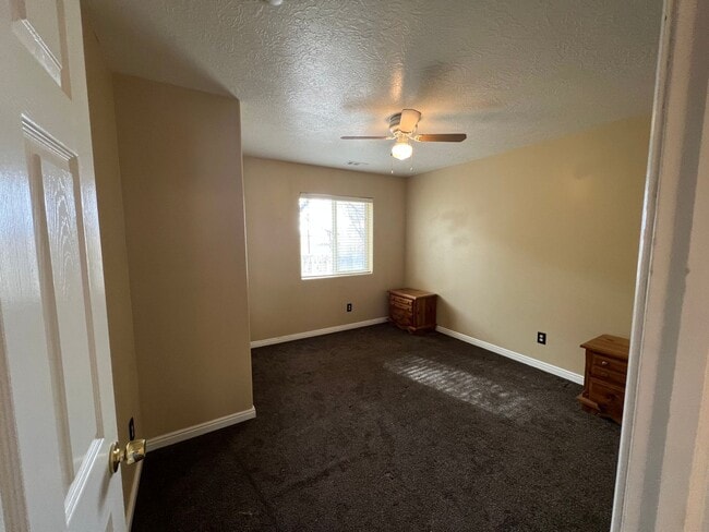 Building Photo - **Move-In Discount!** 3 Bedroom 2 bath with Garage