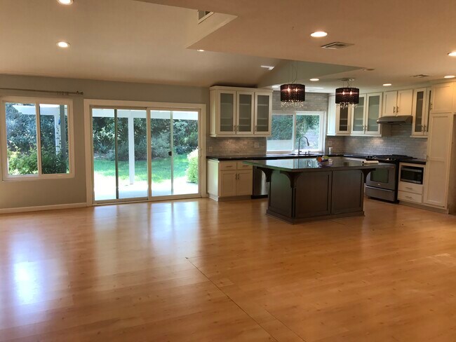 Primary Photo - 25559 Mandarin Ct