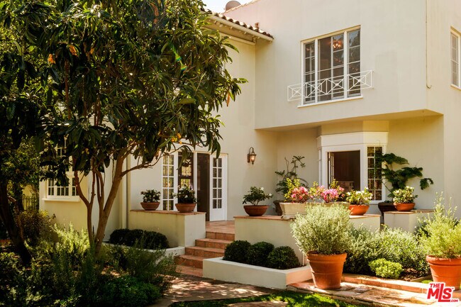 Building Photo - 1004 N Beverly Dr