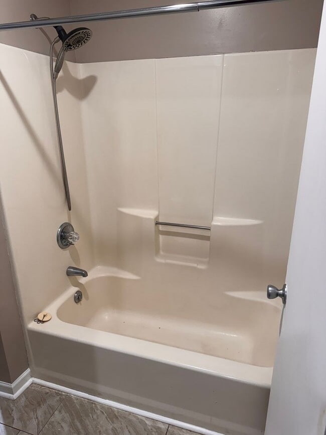 Building Photo - 2 Bedroom || 2 Bathroom - Single Level Tow...
