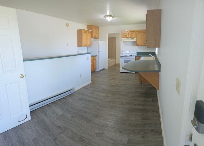 Building Photo - 609 S 5th W