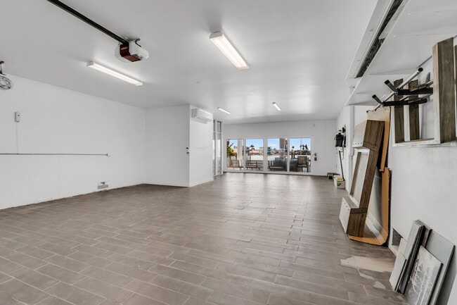 Building Photo - 905 Bay Point Dr