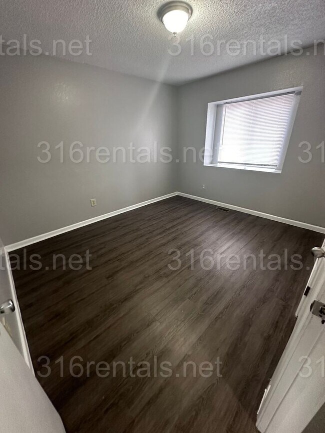 Building Photo - $895 - 2 bed 1.5 bath beautiful bi-level apartment