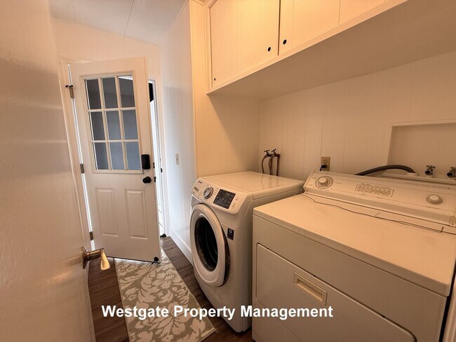 Building Photo - 985 Eastman Ln